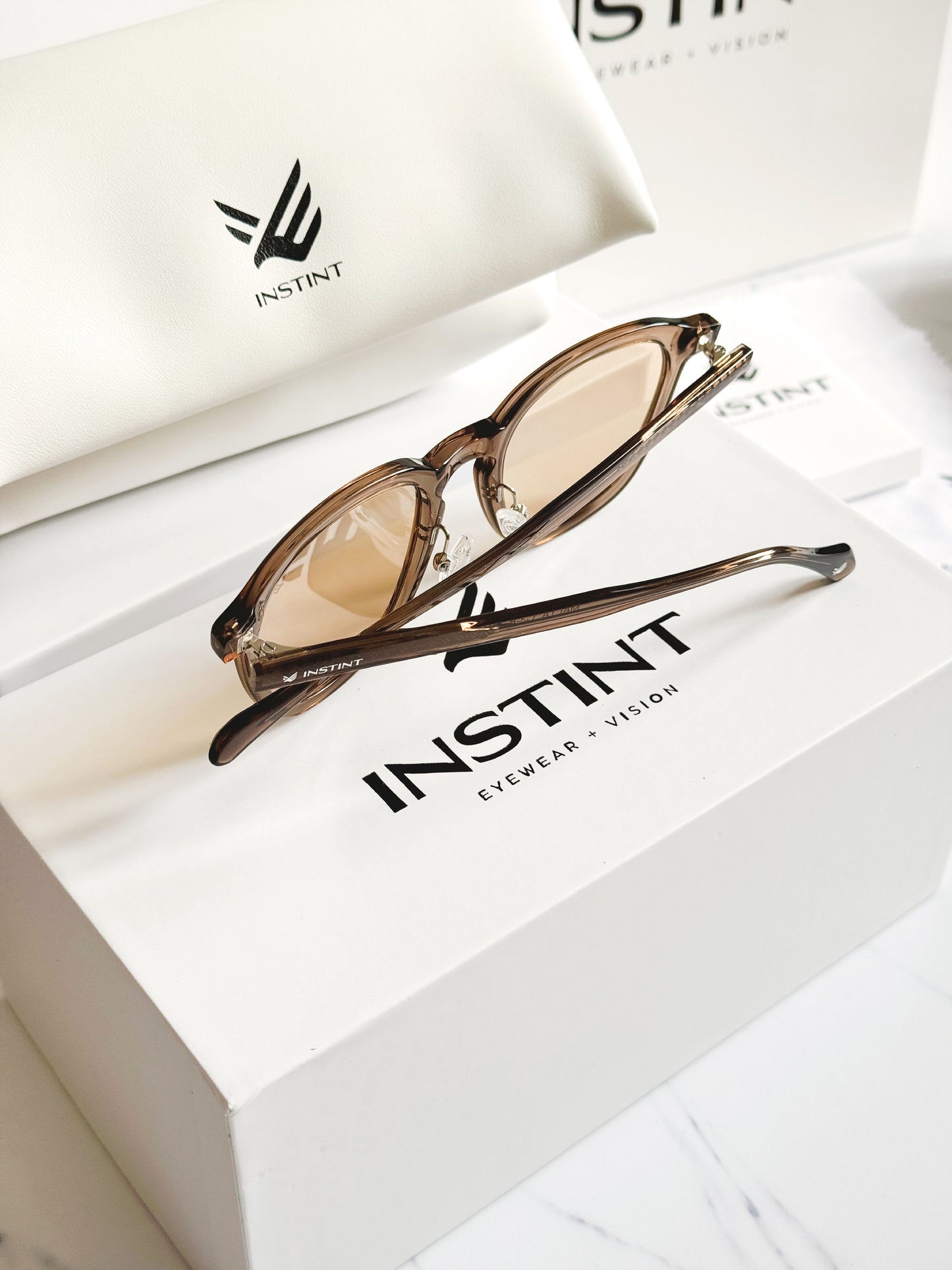 MALTA Marrone — dettaglio montatura in acetato e cerniere rinforzate