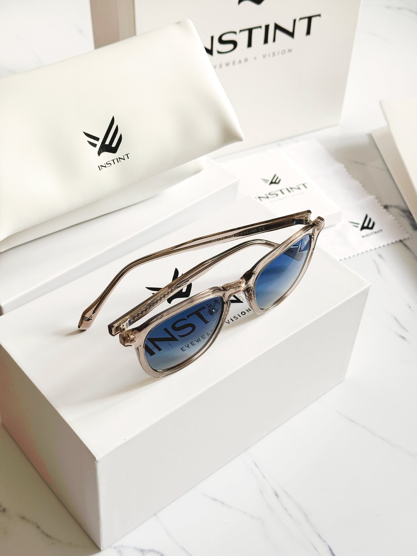 Confezione premium Instint Eyewear — astuccio rigido e panno in microfibra inclusi