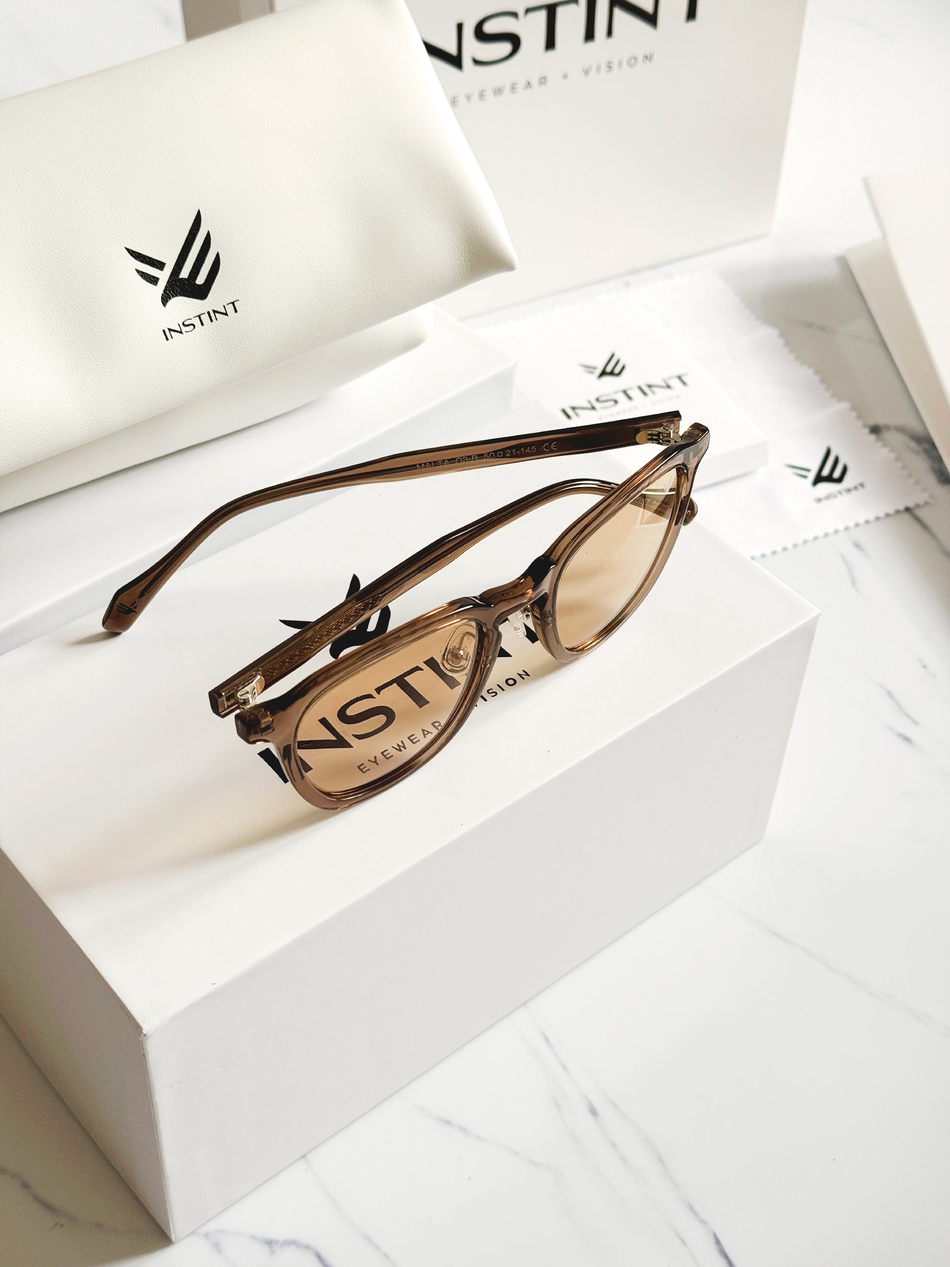 MALTA Marrone — vista frontale con lenti polarizzate UV400
