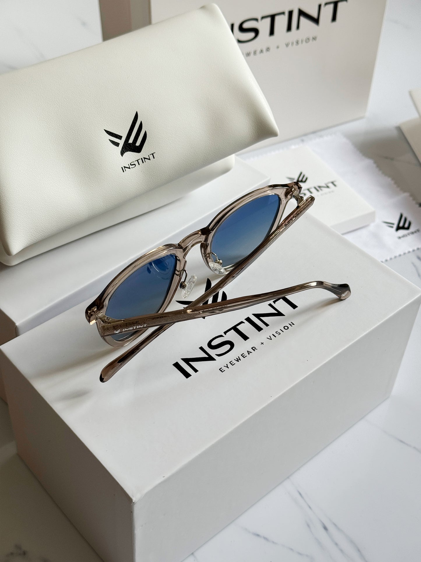 MALTA Blu — dettaglio della montatura in acetato e cerniere rinforzate
