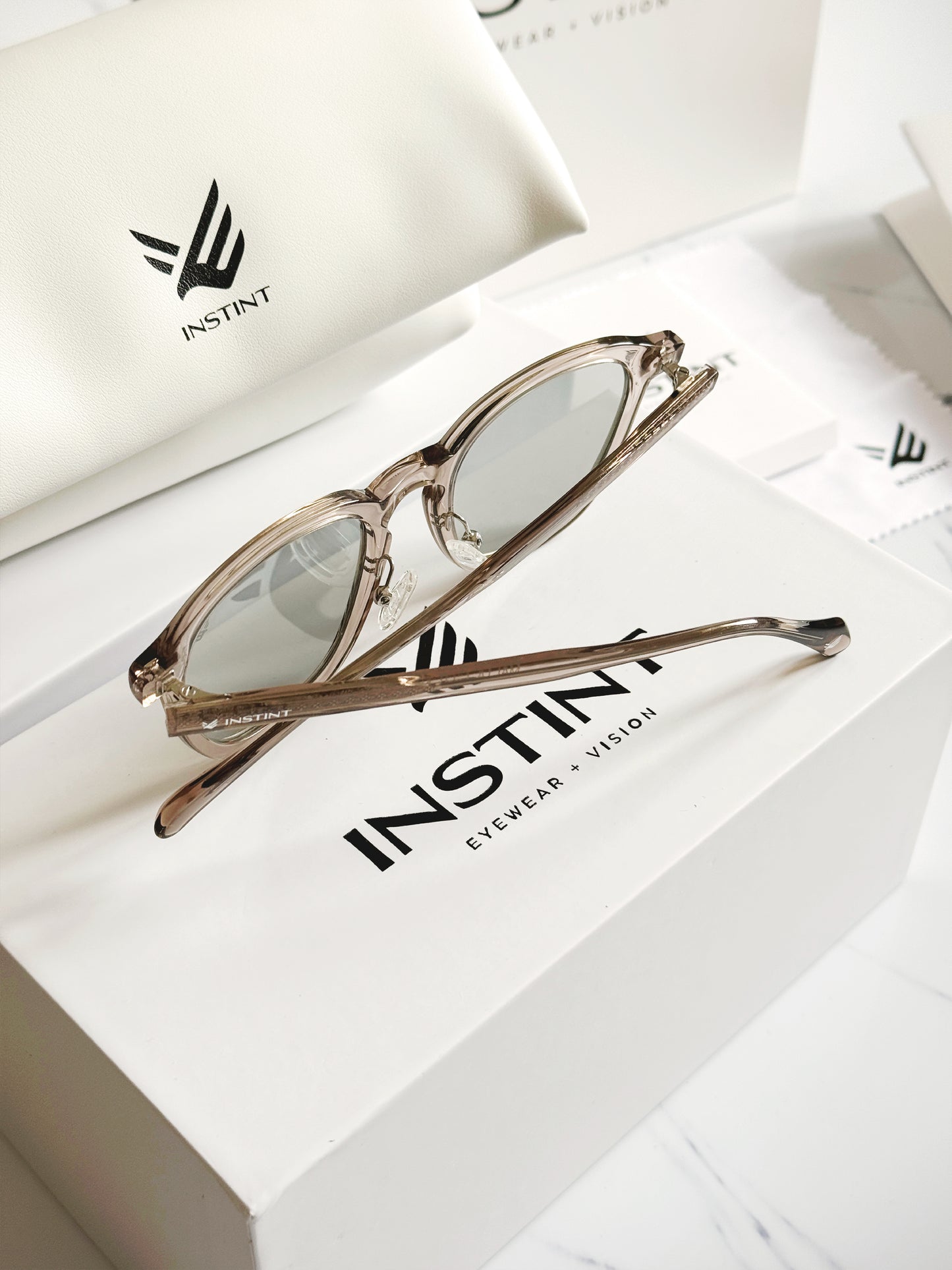 MALTA Grigio — dettaglio montatura e cerniere metalliche rinforzate
