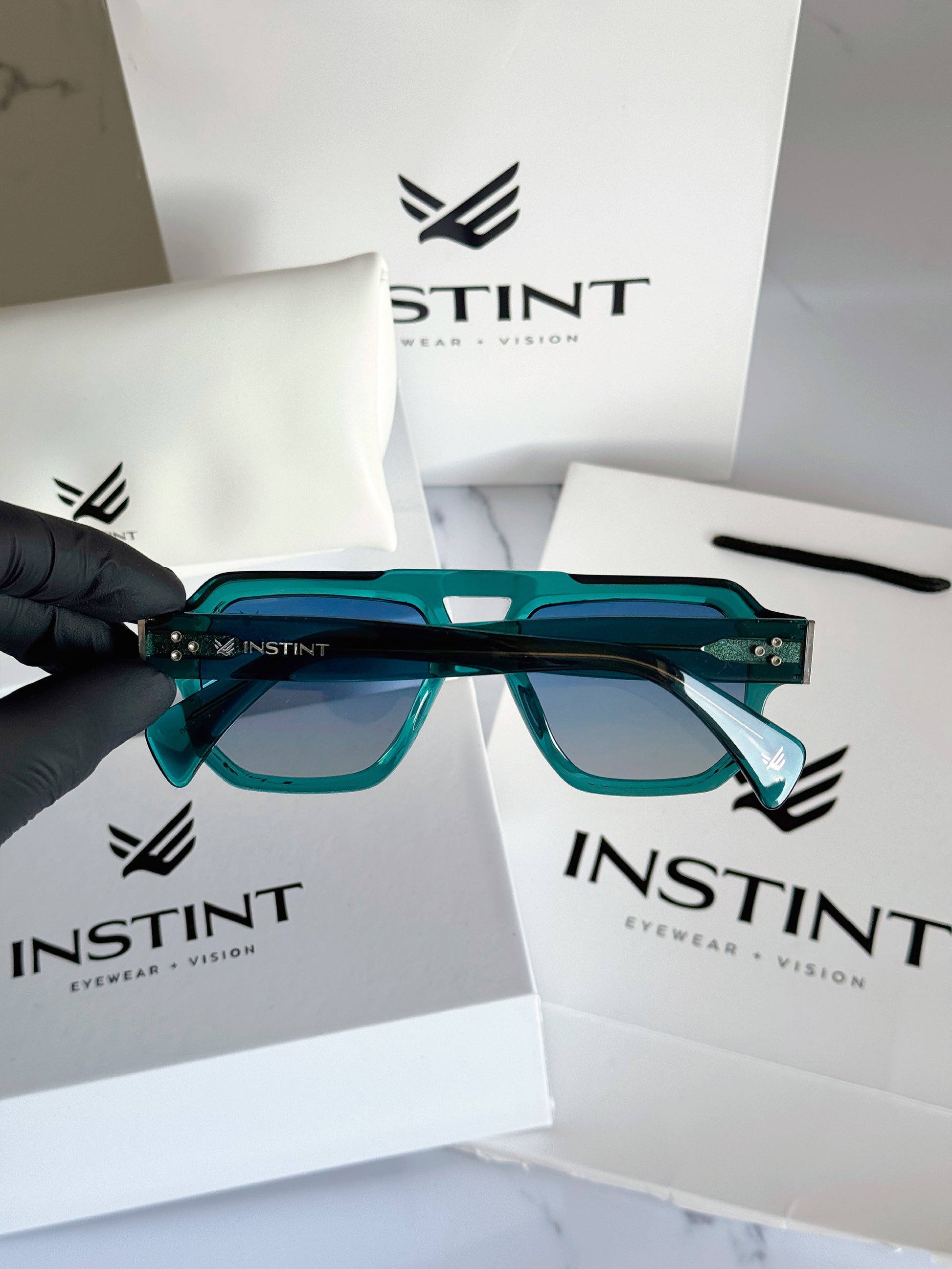 TAORMINA Verde — vista frontale della montatura in acetato premium con lenti polarizzate
