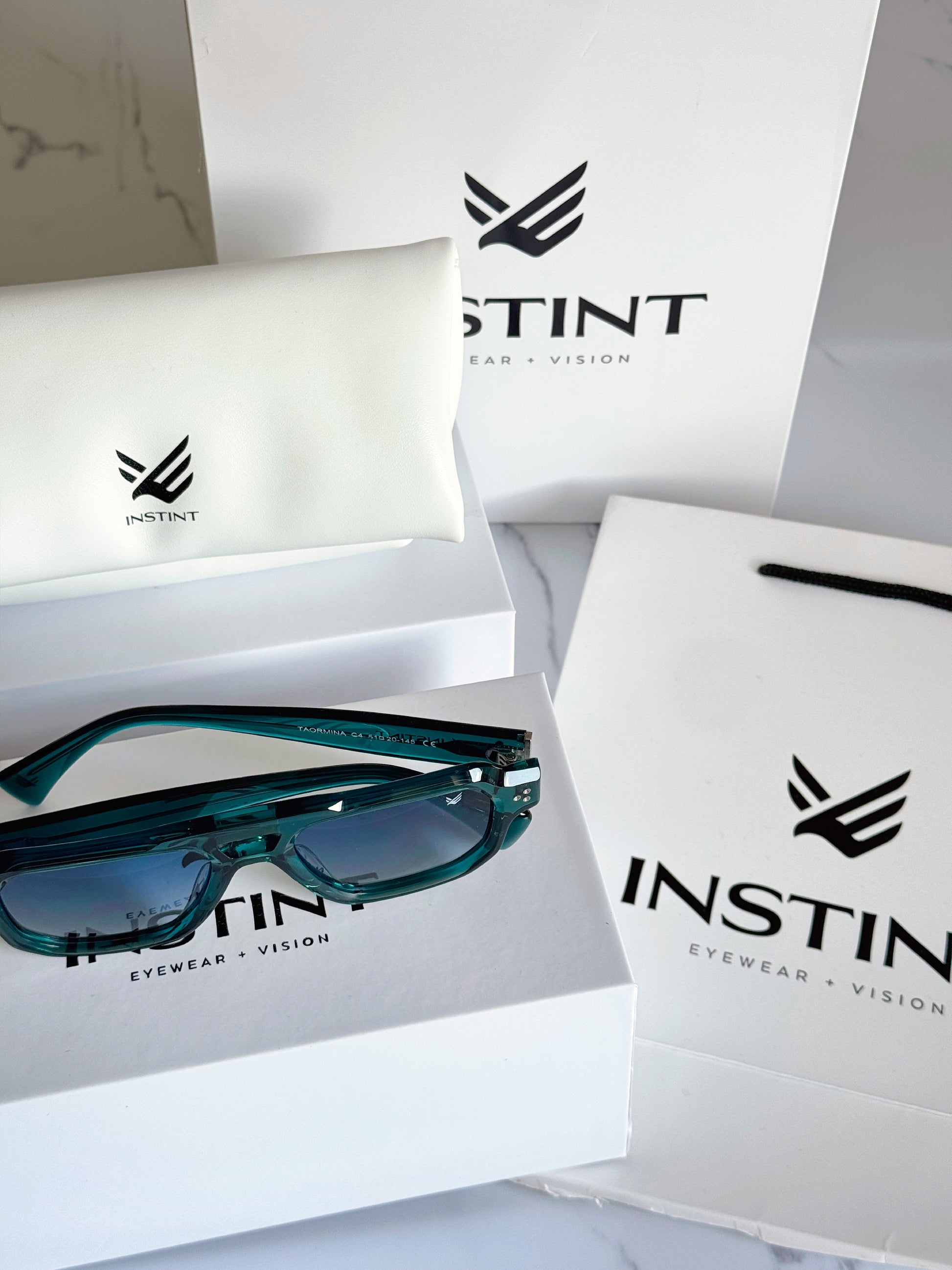 TAORMINA Verde — dettaglio cerniere metalliche rinforzate e finitura premium
