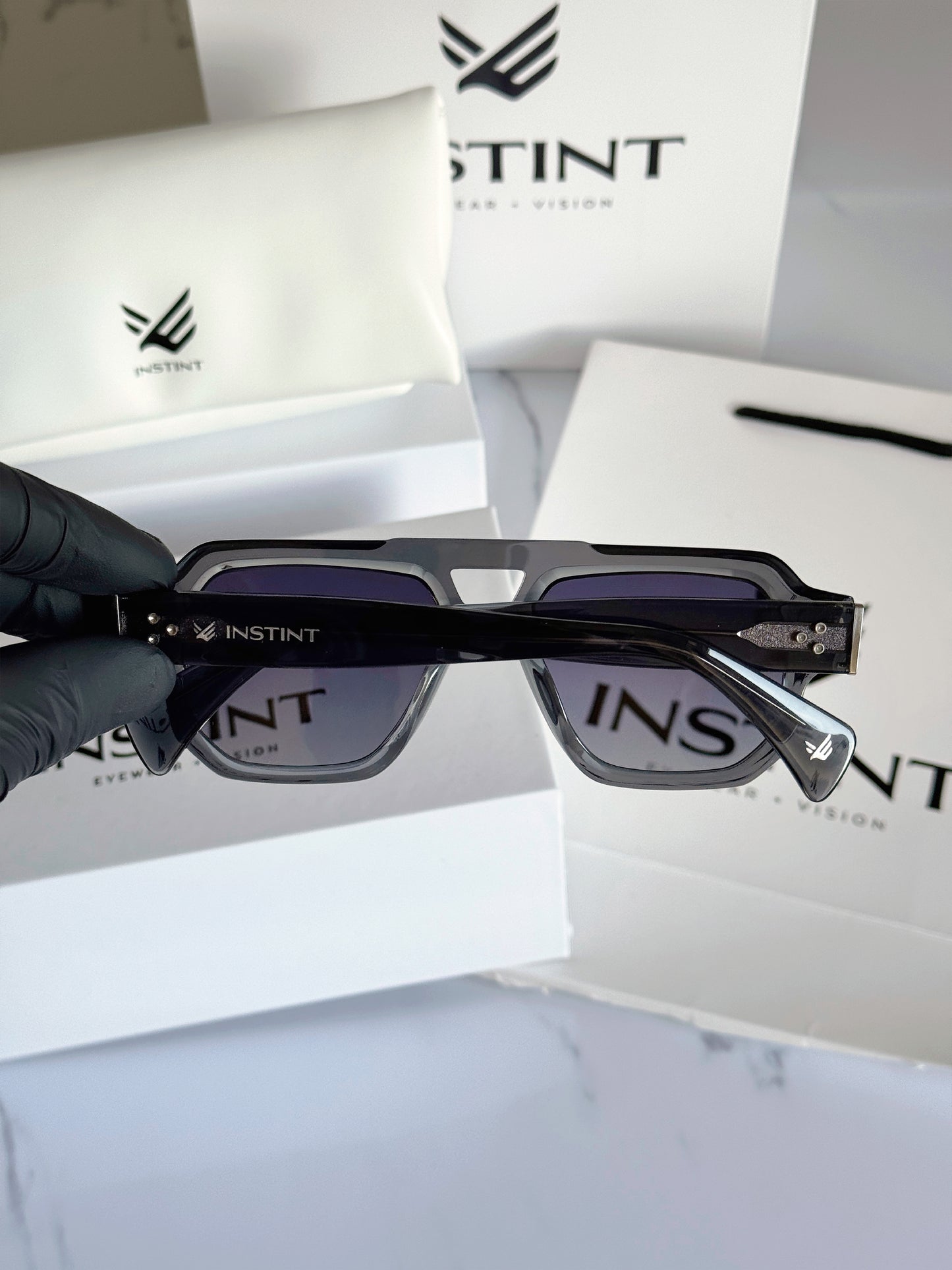 TAORMINA Grigio — vista frontale della montatura in acetato premium con lenti polarizzate
