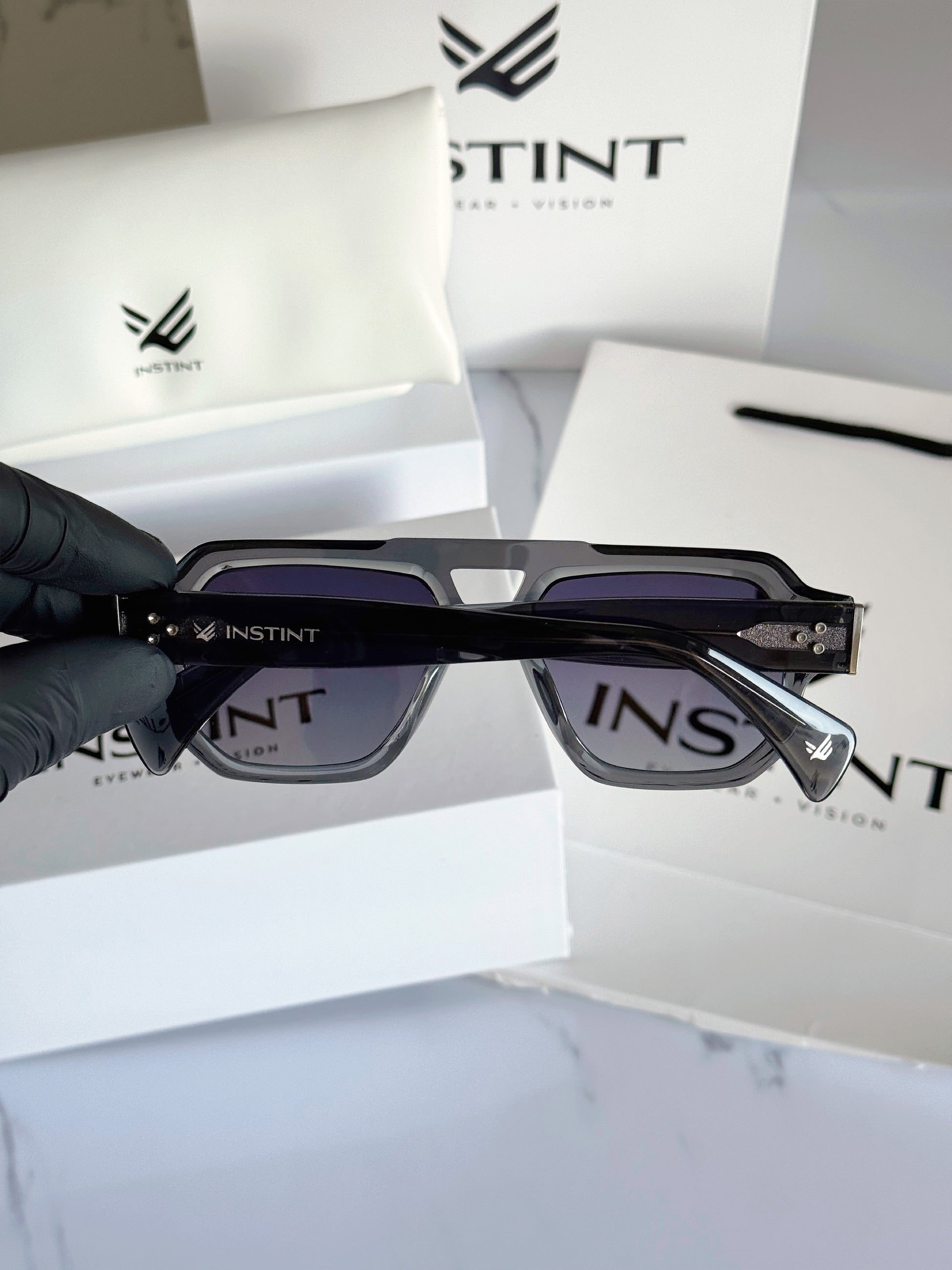 TAORMINA Grigio — vista frontale della montatura in acetato premium con lenti polarizzate
